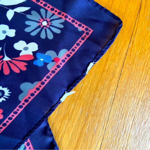 Daisy Print Scarf - Picture 3 of 3